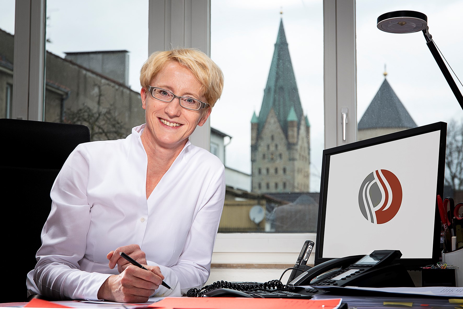 Rechtsanwältin Susanne Höpfner am Schreibtisch